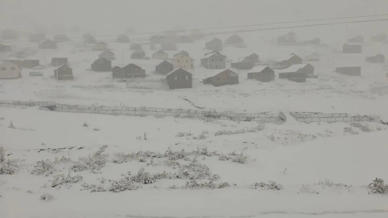 Trabzon’da Kıyamet Alameti! Yağmur Kar Oldu, Her Yer Beyaz